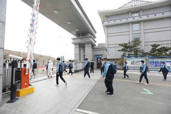 高中毕业班部分学生进行开学前入校模拟演练 - 延吉市职业高级中学