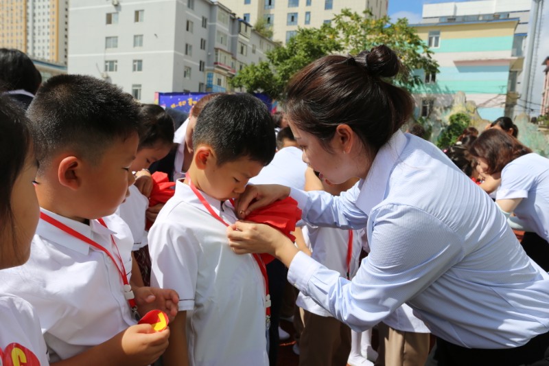 延吉市中央小学校服图片