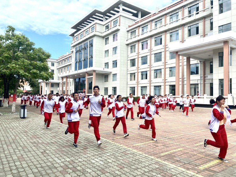 珲春一中消防疏散演习一次特殊的升旗仪式