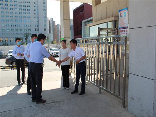 汪清五中:领导关心送慰问,教师共度幸福节 - 汪清县第五中学 - 汪清县