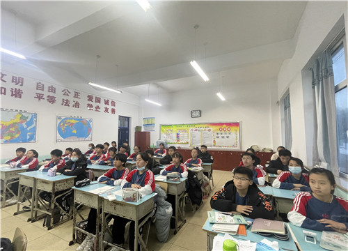 汪清三中齐看天宫课堂探索宇宙奥秘