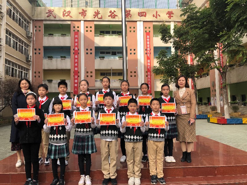 1573011888_0824_45773.jpg 优秀少先队干部颁奖.jpg