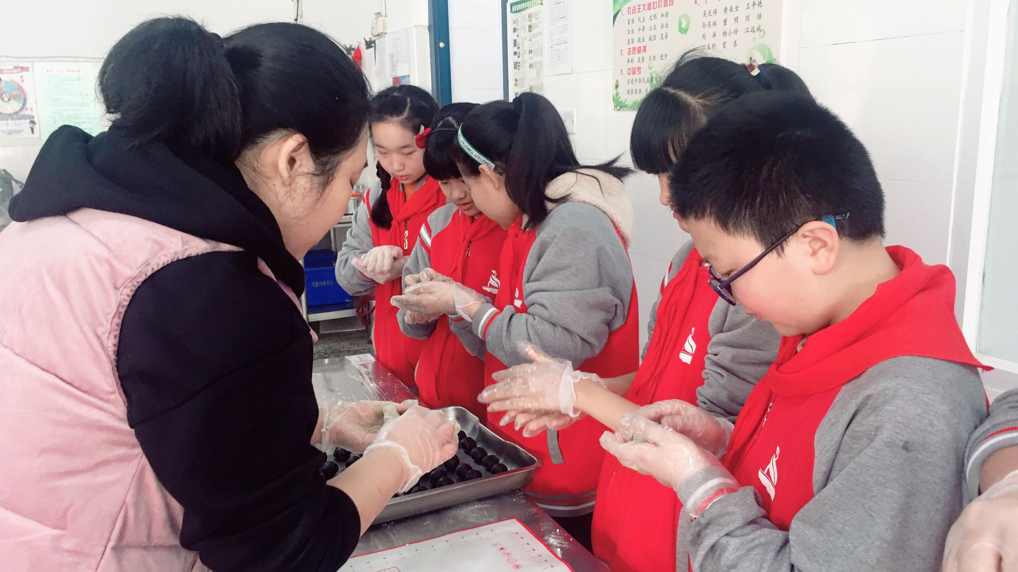 五里墩小学节气小厨房