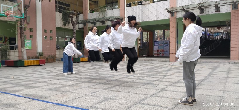 1607586619_7531_10292.jpg 美术组跳绳.jpg