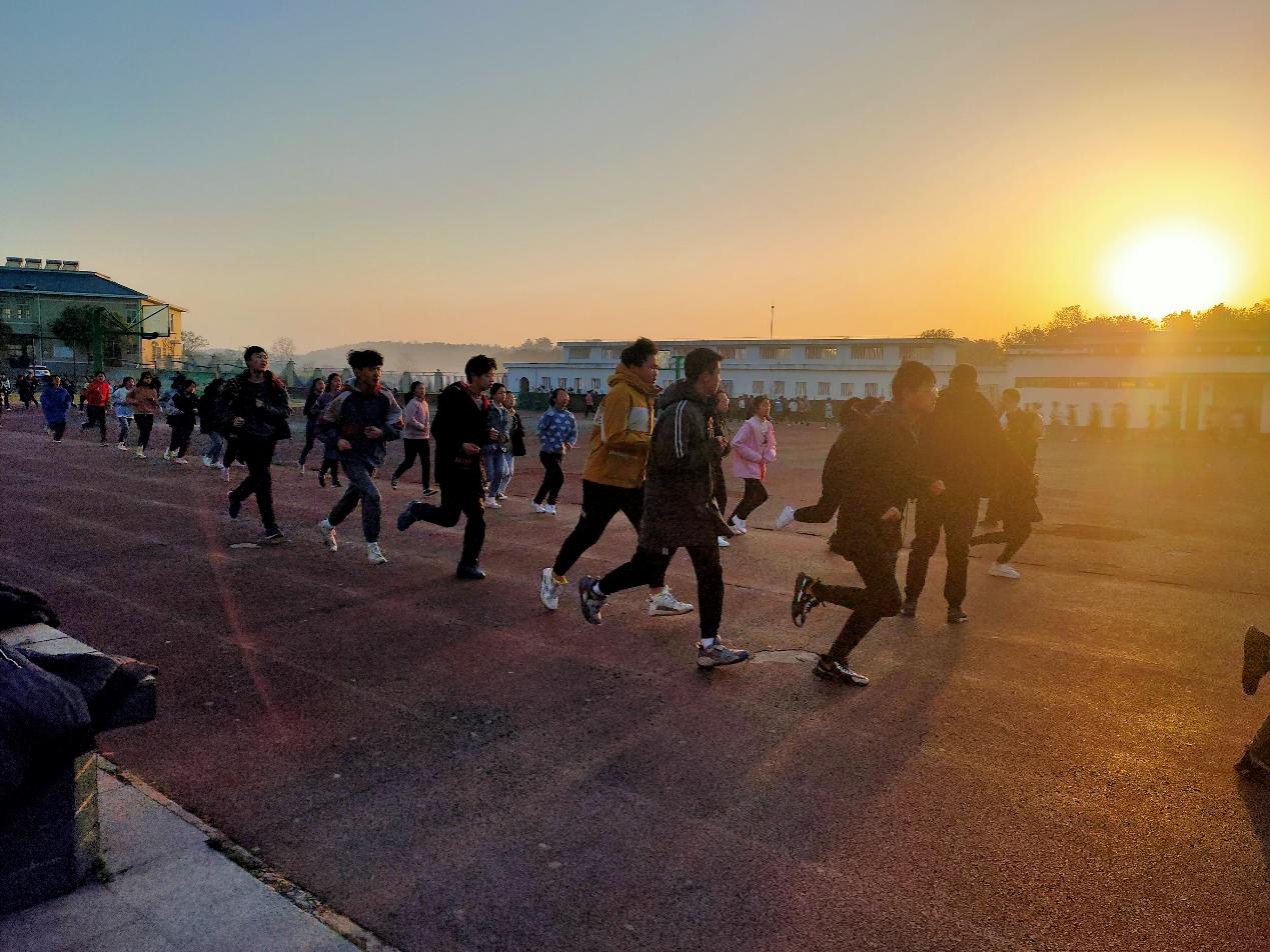 阳光运动迎新春 闻鸡起舞气象新 武汉市黄陂区姚家集街道姚集中学