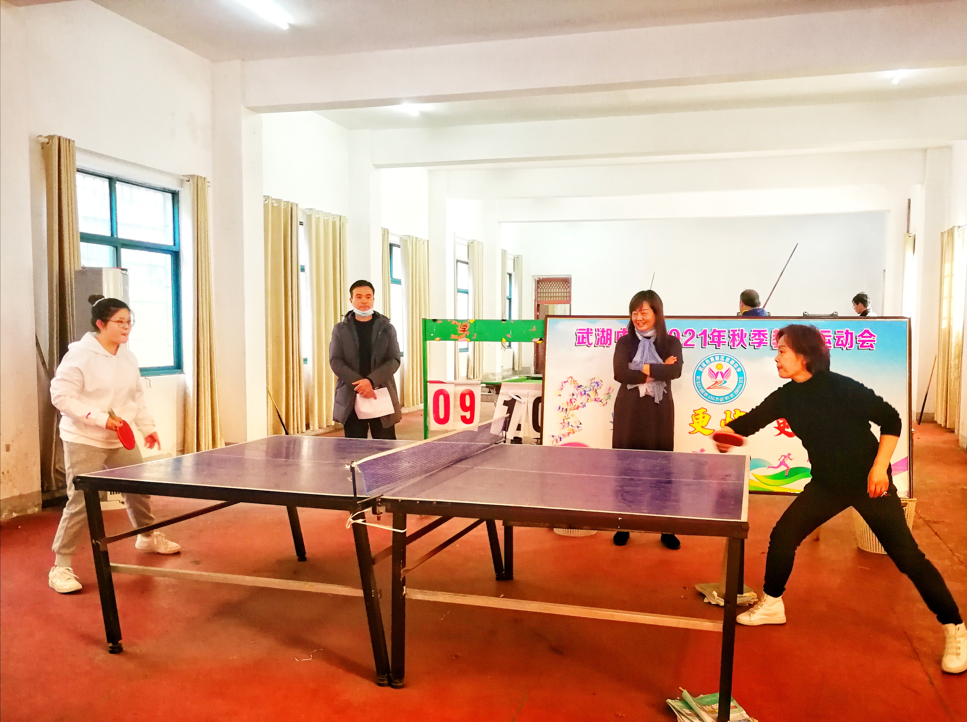 2021年12月20日中午大课间武湖中学女教师乒乓球决赛